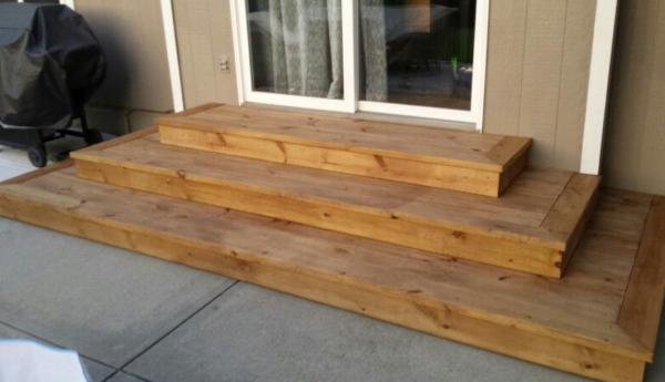 Tangga kayu dengan langkah-langkah bertingkat